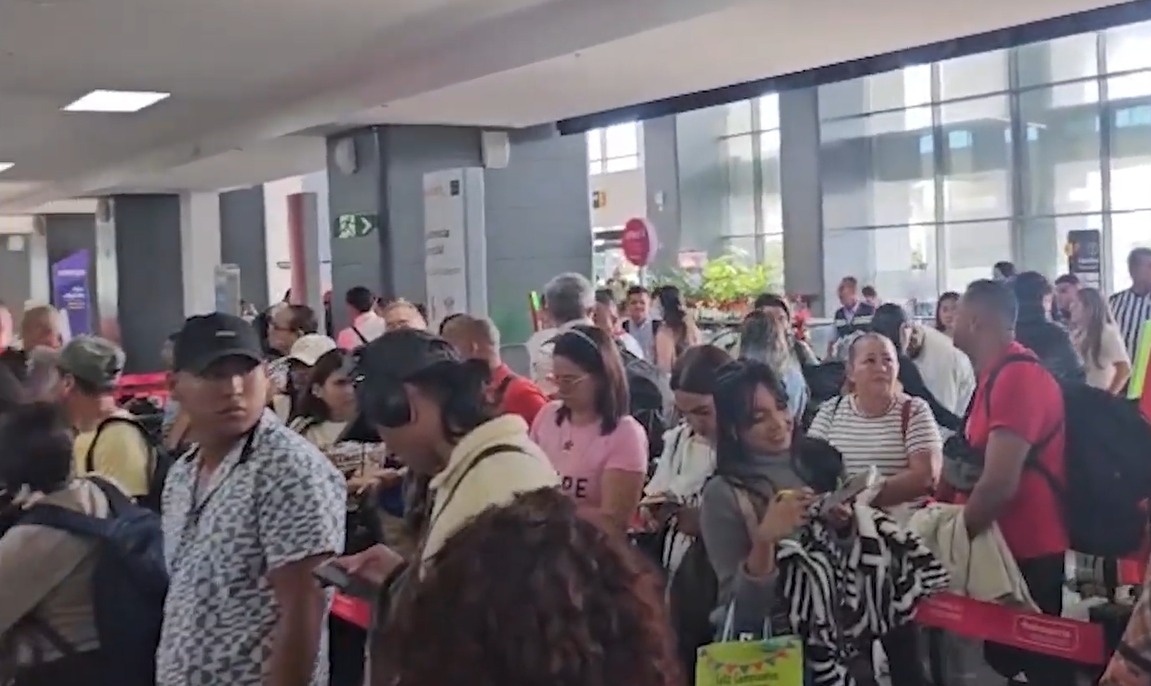 Avión de Aerosucre realiza aterrizaje de emergencia en el aeropuerto Ernesto Cortissoz y provoca cierre temporal