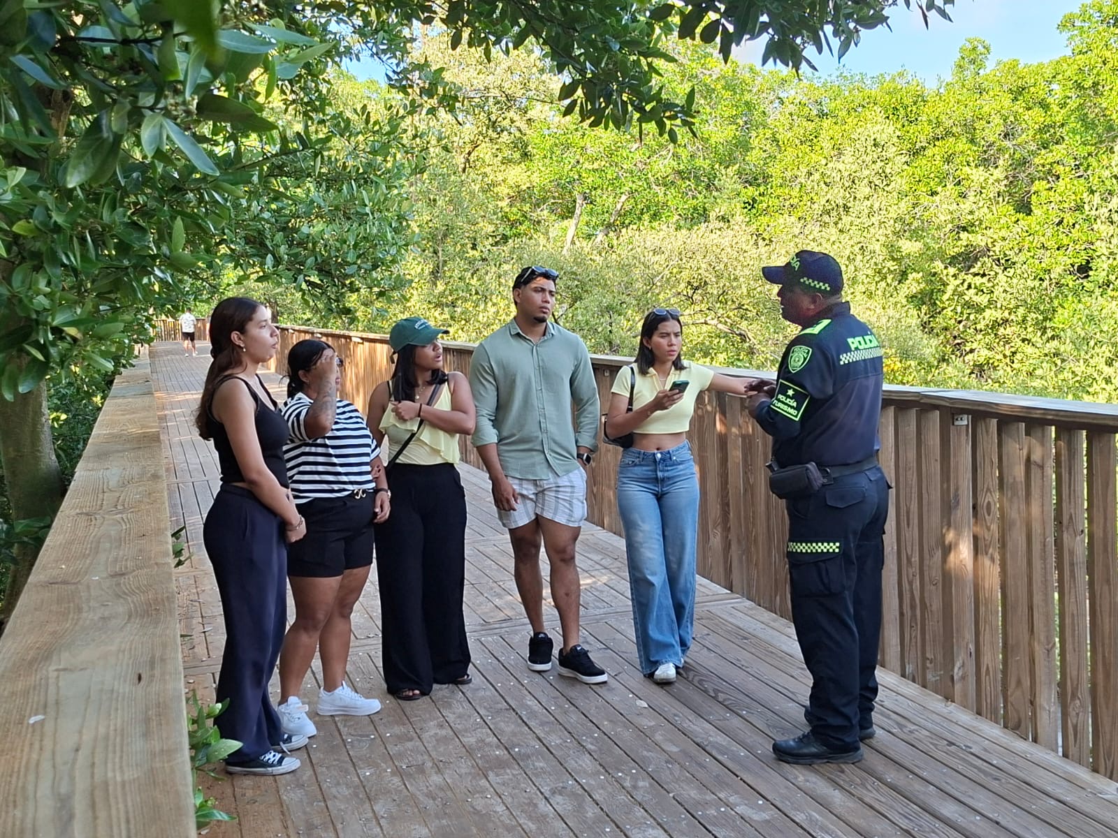 Policía Nacional refuerza blindaje en la Ciénaga de Mallorquín para garantizar turismo seguro