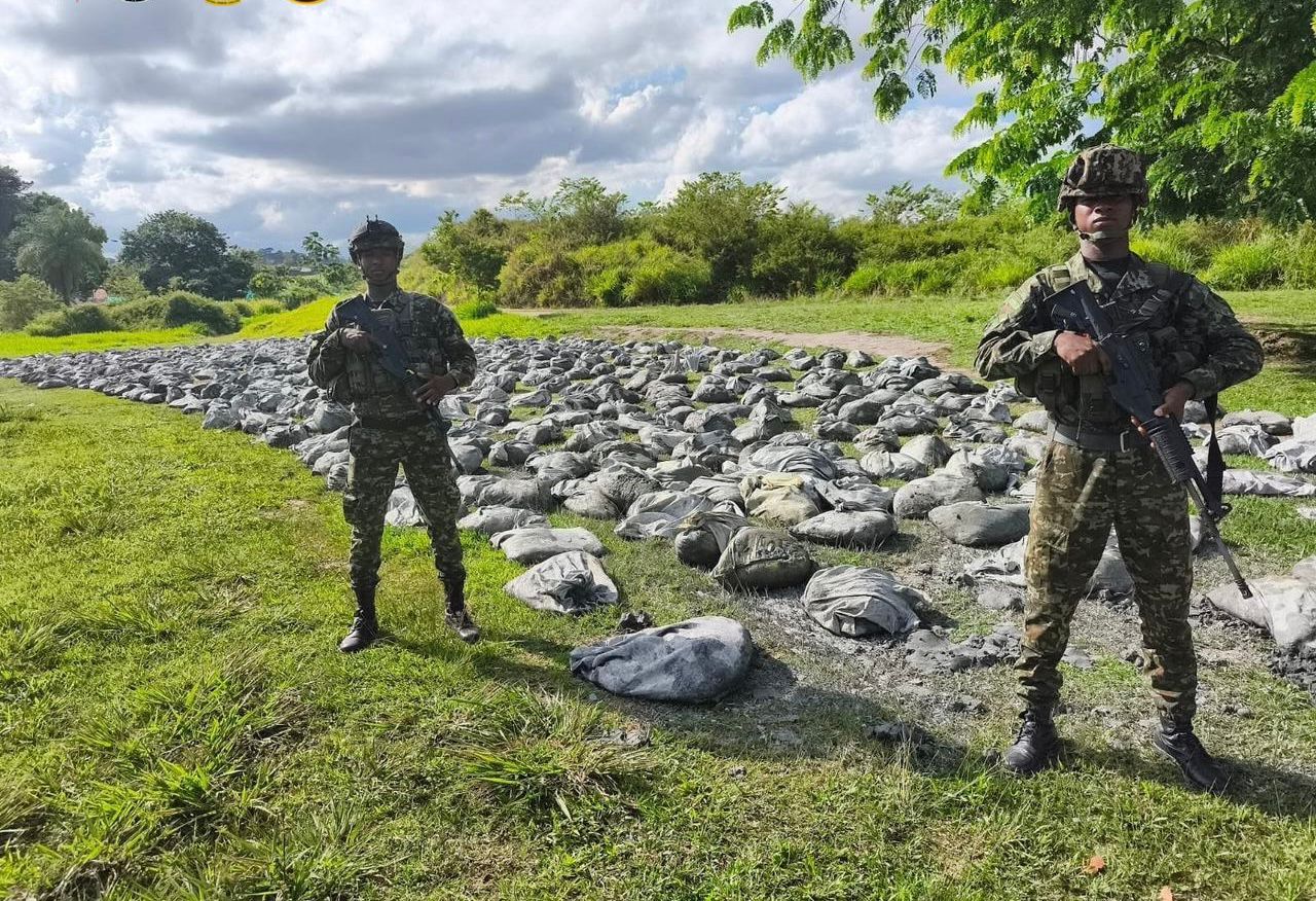 Ejército incauta 27 toneladas de cianuro y golpea minería ilegal en Bolívar