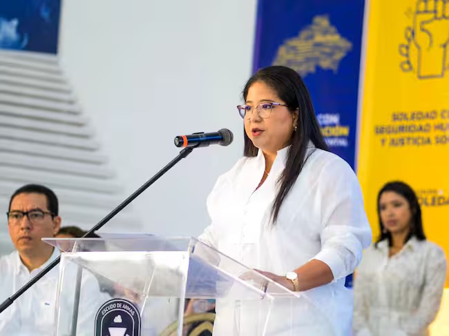 Justicia revoca sanción contra la alcaldesa de Soledad tras demostrar cumplimiento en entrega de ayudas