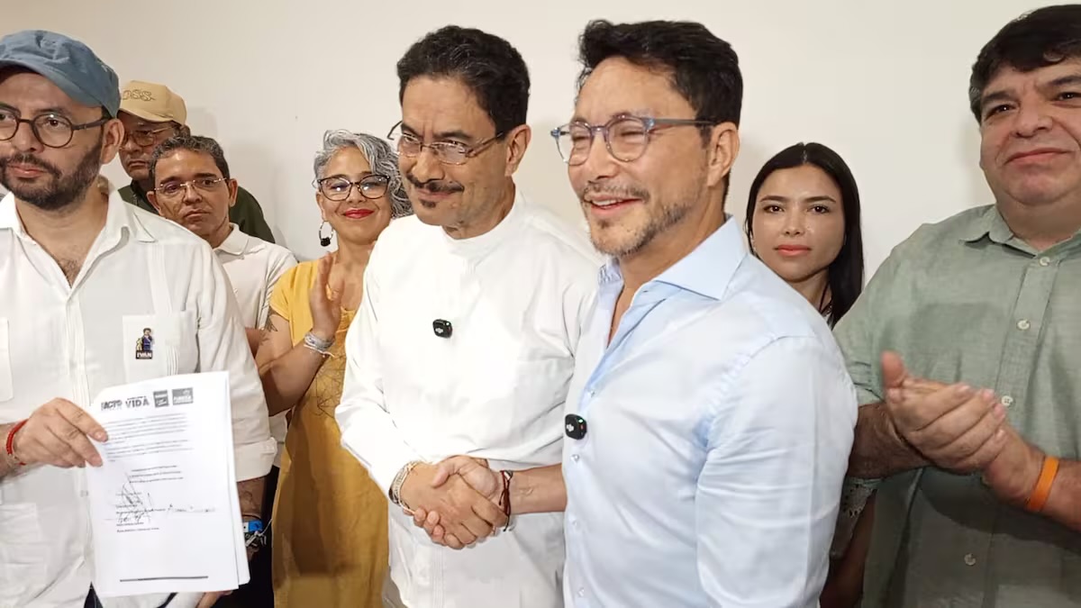 Carlos Caicedo renuncia a su aspiración presidencial y se une a campaña de Iván Cepeda