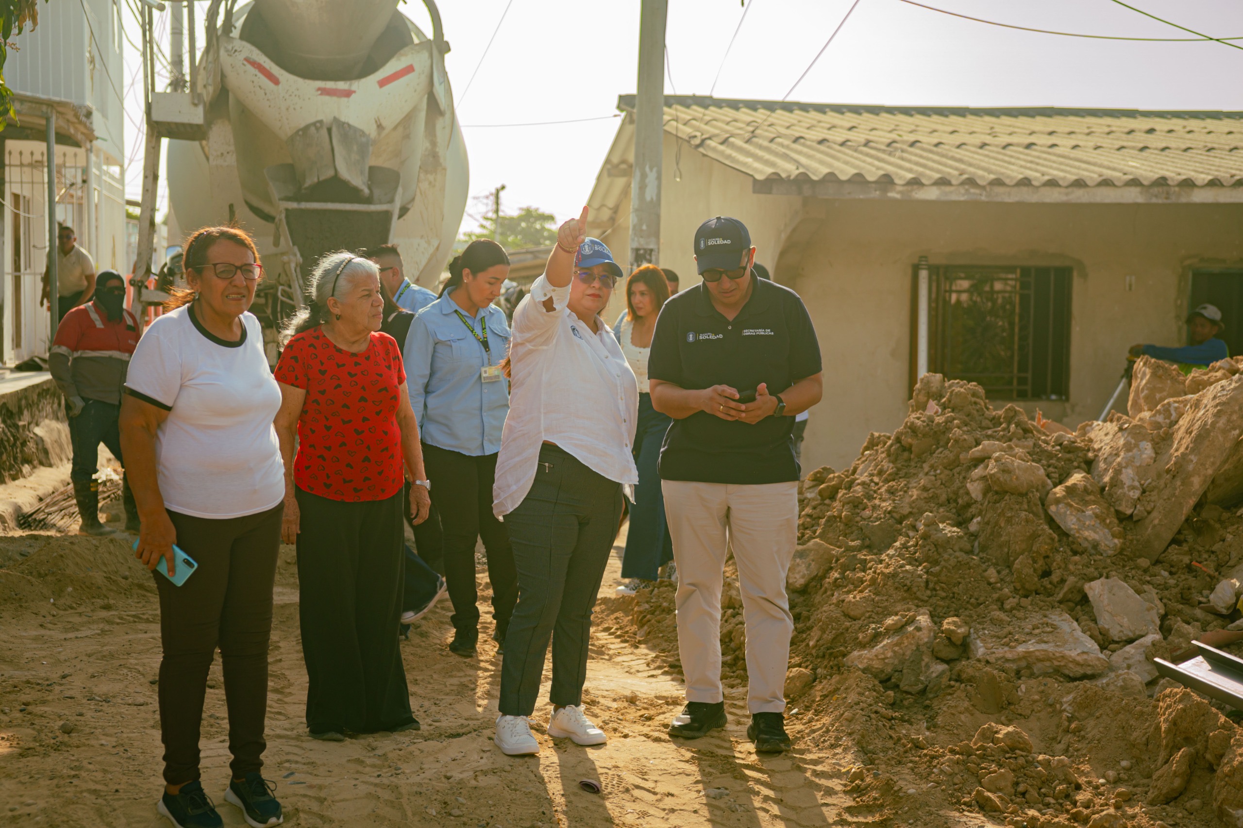 Villa del Carmen II estrena pavimento y alcantarillado tras más de 40 años de esper