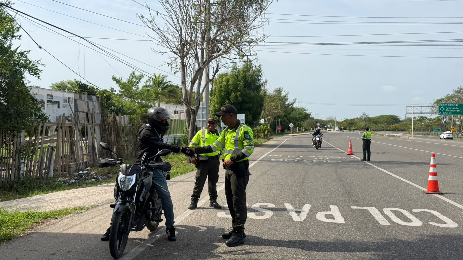 Policía del Atlántico activa plan retorno con más de 100 uniformados en las vías del departamento