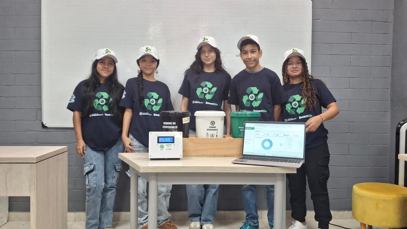 Estudiantes de Barranquilla llevan a Chile dispositivo con inteligencia artificial para promover el reciclaje y obtienen segundo lugar