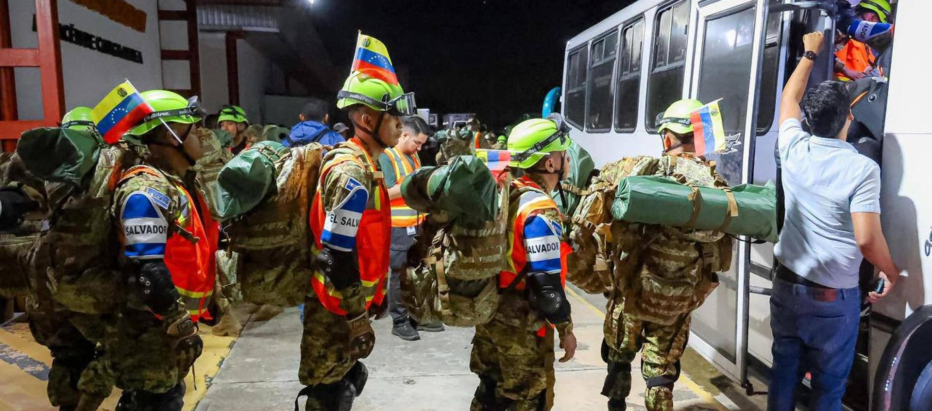Brigadas de nueve países llegan a Venezuela para reforzar labores de rescate tras los terremotos