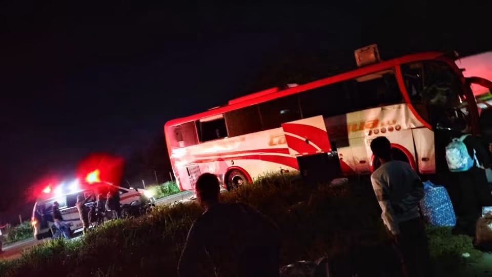 Accidente entre bus y camión en Magdalena deja tres muertos y ocho heridos