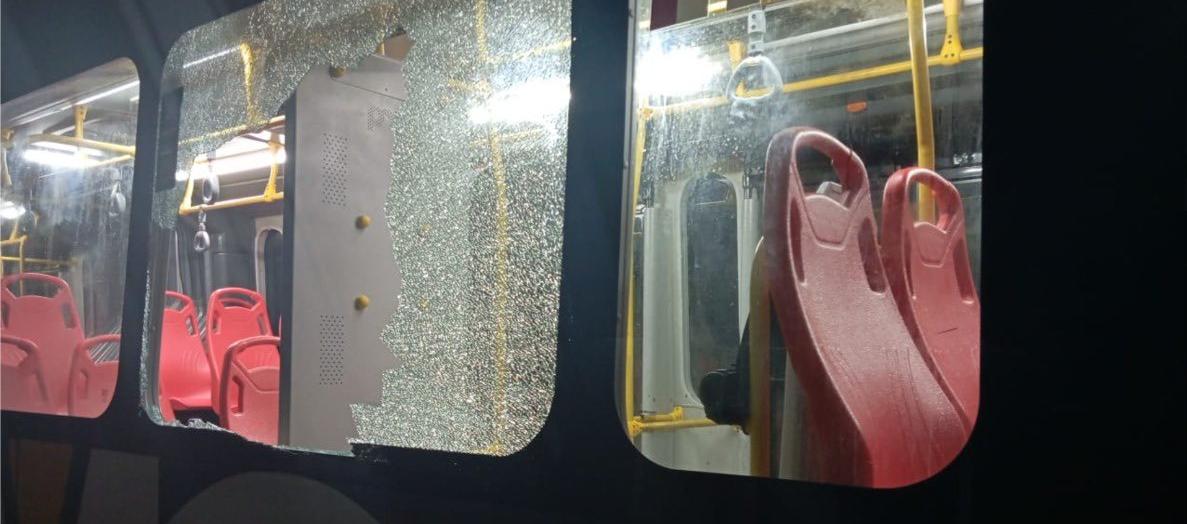 Desórdenes cerca del Romelio Martínez dejan tres buses de Transmetro con daños