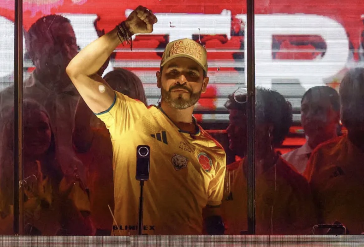 Juez revoca medida que impedía a Abelardo De la Espriella usar la camiseta de la Selección Colombia en campaña
