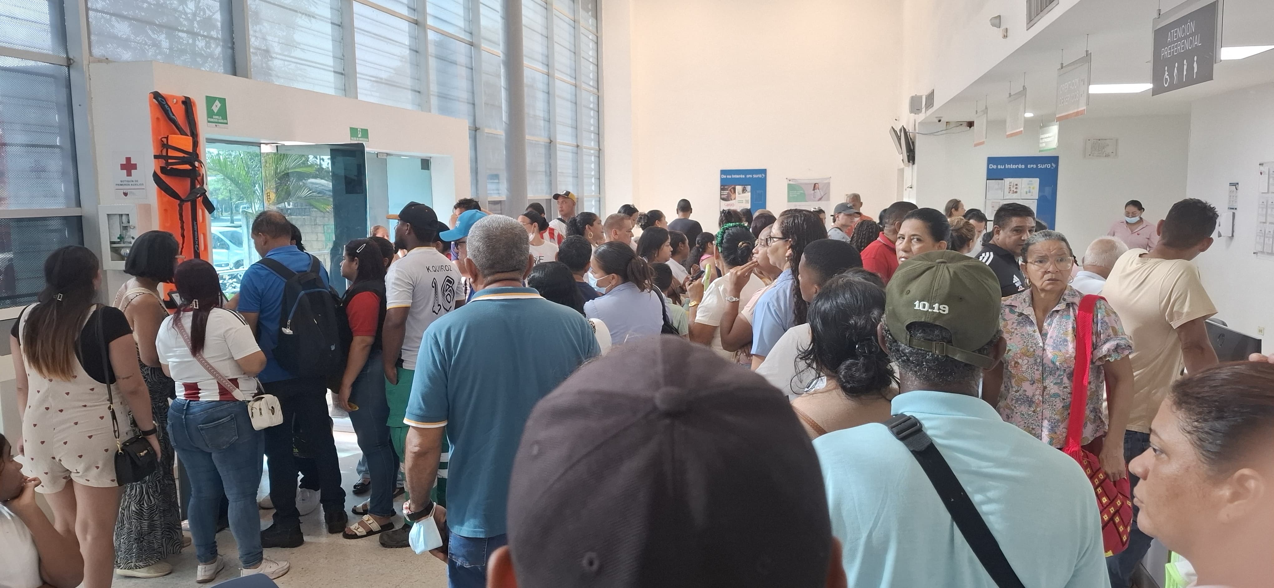 Usuarios denuncian retrasos en atención de Sura Soledad 2000 por apertura tardía de la sede
