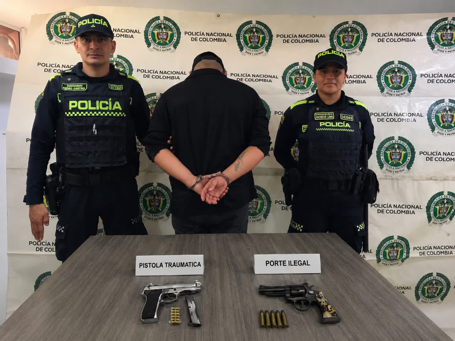 Capturan a hombre con un revólver y una pistola durante operativo policial en Ciénaga