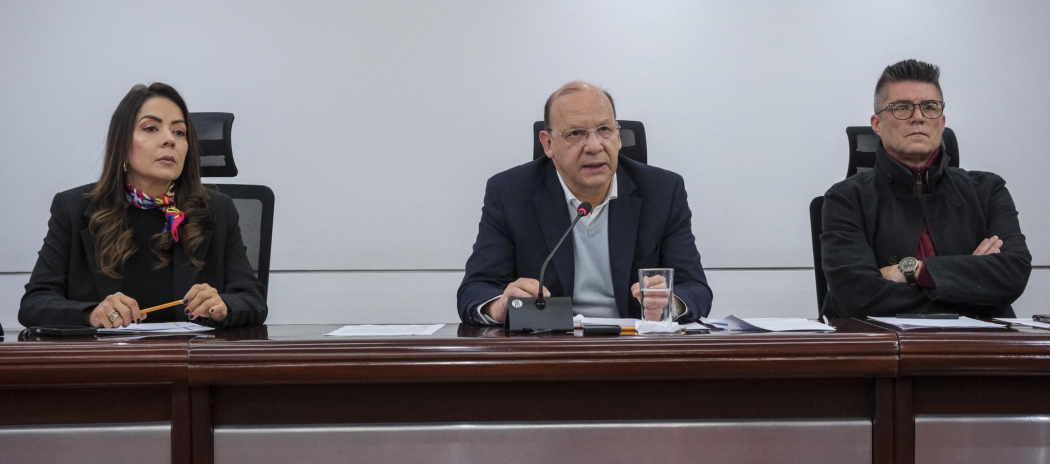 Gobierno Petro suspende mesas de empalme tras creciente tensión con equipo de De La Espriella
