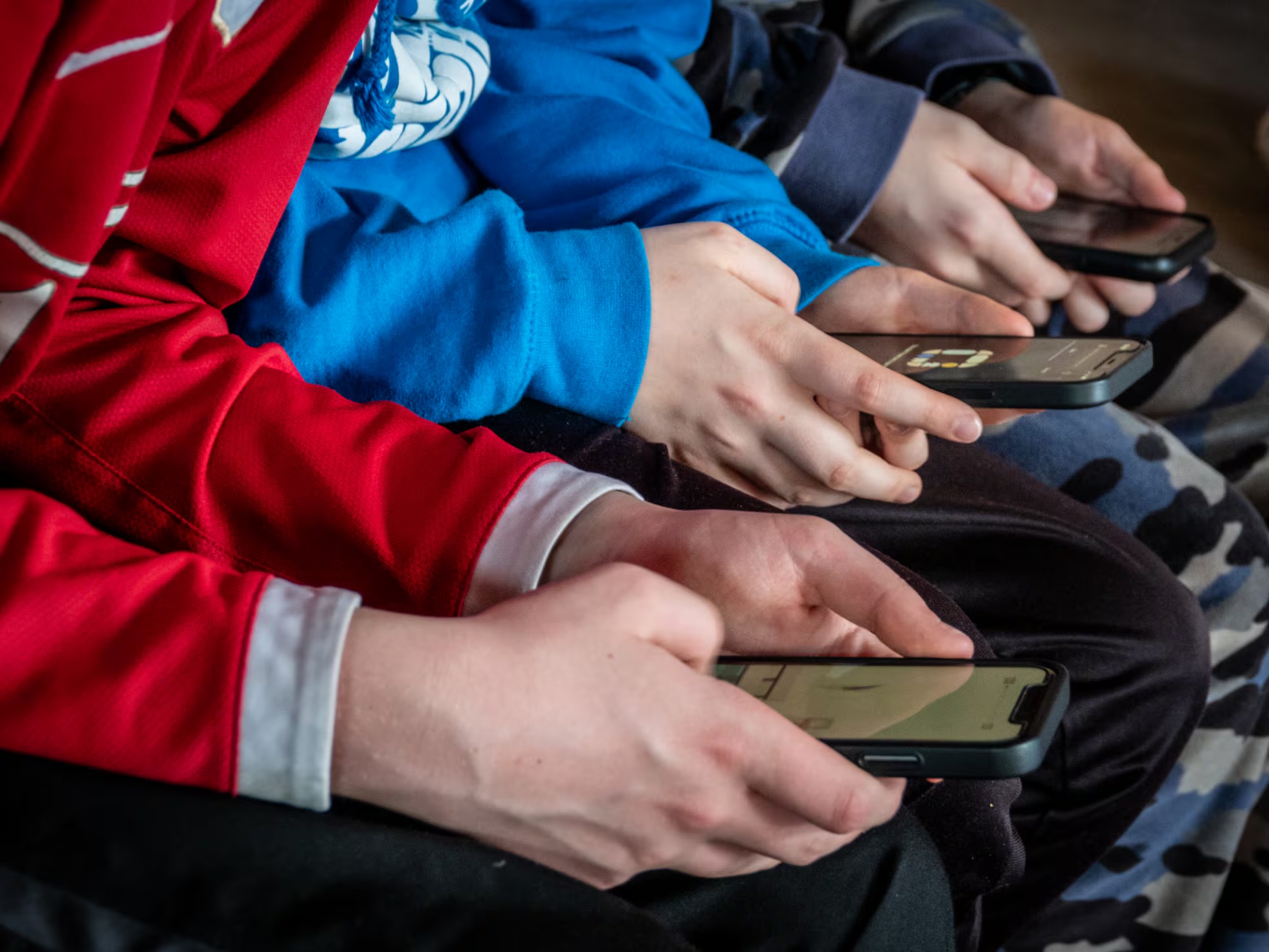 Francia prohíbe el acceso a redes sociales a menores de 15 años y marca un precedente en la Unión Europea