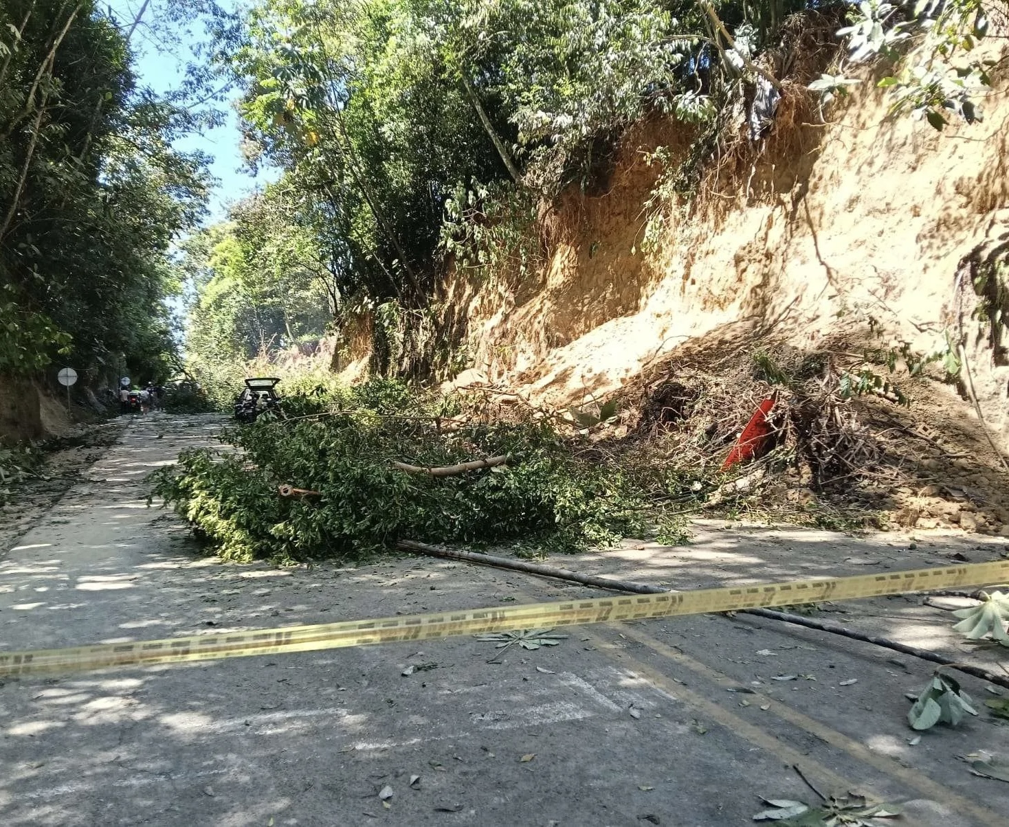 Sismo provoca cierres y afectaciones en vías de cuatro departamentos