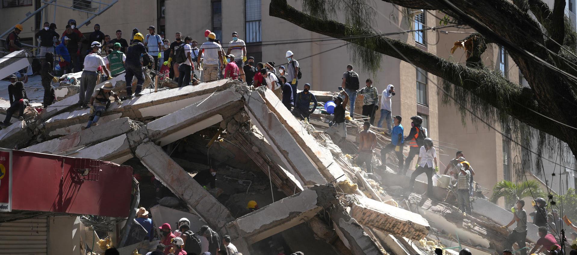 Asciende a 132 la cifra de muertos y a 570 los heridos por el terremoto en Colombia