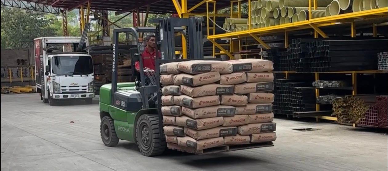 Barranquilla envía 22 toneladas de cemento y 9.000 bloques a Pereira tras el terremoto