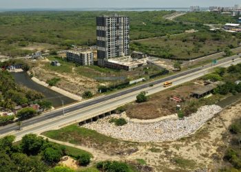 Arrojar basura a los arroyos en Barranquilla podría costarle casi $1 millón de multa