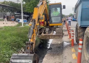 Alcaldía de Soledad limpia canales de la calle 30 para reducir riesgos de inundación