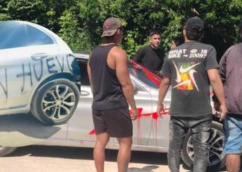 Tensión en Junior: barristas increparon a Paiva y Rivas y dejaron grafitis en sus vehículos