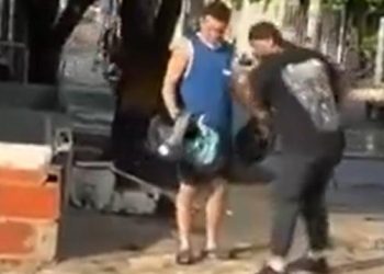Char ordena identificar y sancionar a jóvenes que arrojaron cascos de motos a un arroyo en Barranquilla