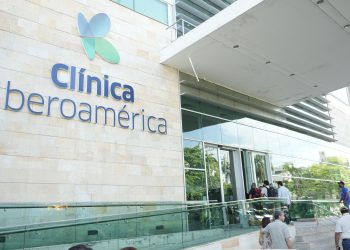 “Oren por mi hijo”: Poncho Zuleta llegó a clínica de Barranquilla para acompañar a Kbeto