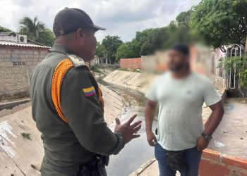 ¡Multado por arrojar basura al arroyo! Policía identifica a ciudadano en La Sierrita, Barranquilla